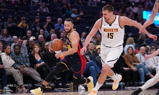 内马尔从中场跑回禁区开门球，结果队友直接开大脚让他无语