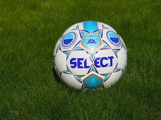 雷迪克：里夫斯在对热火首节伤到腹股沟，明天再次评估他伤情